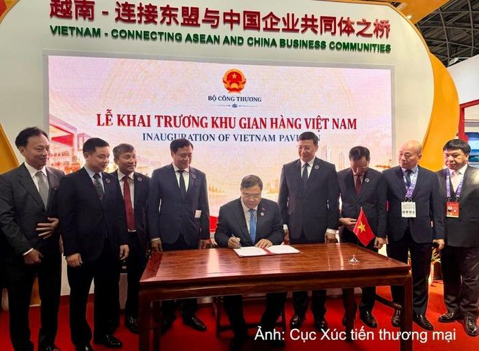 Phó Thủ tướng Thường trực Phạm Gia Túc viết lưu bút chúc mừng doanh nghiệp Việt Nam tham gia hội chợ.