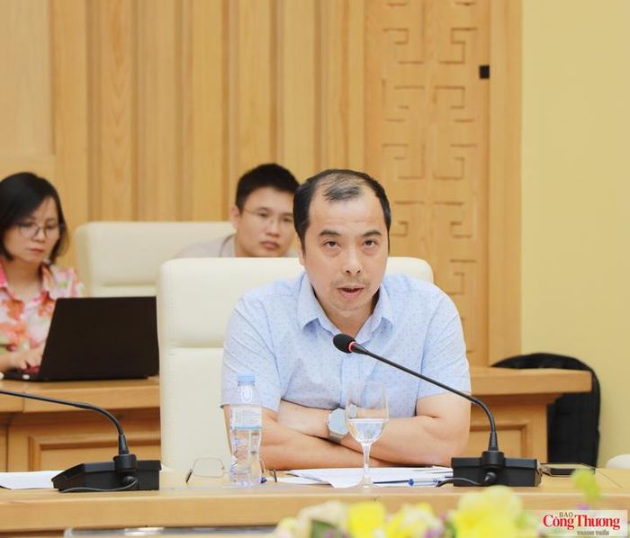 Các đại biểu phát biểu tại cuộc họp.