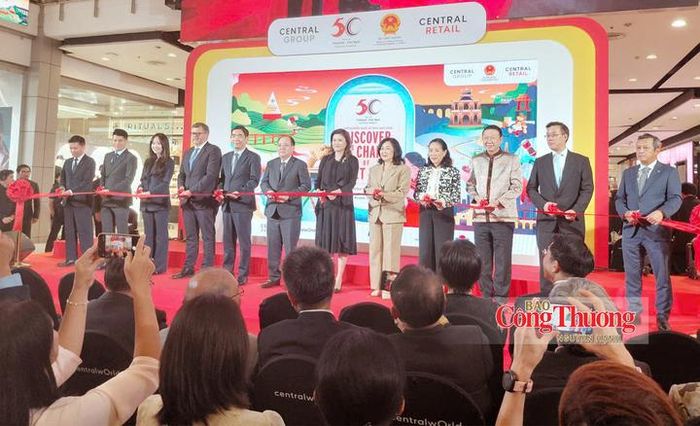 Các đại biểu cắt băng khai mạc “Tuần lễ Việt Nam tại Thái Lan 2026”.