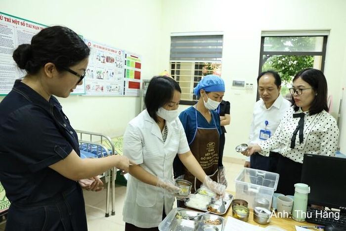 Thành phố Hà Nội yêu cầu các cơ quan, đơn vị liên quan tăng cường kiểm soát chất lượng bữa ăn bán trú tại các cơ sở giáo dục. Ảnh: Thu Hằng