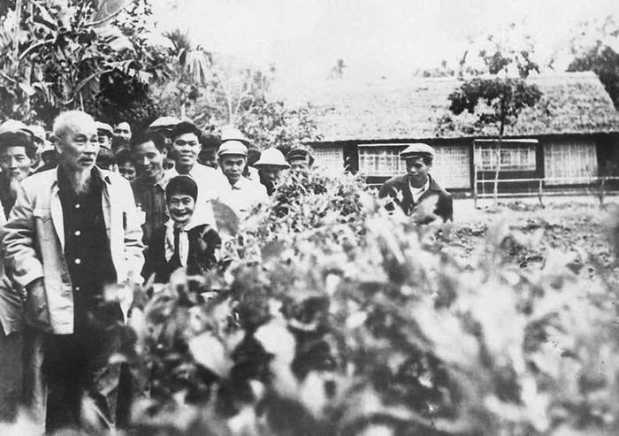 Người thăm lại ngôi nhà quê nội ở làng Sen, xã Kim Liên, huyện Nam Đàn, tỉnh Nghệ An (12/1961). Ảnh: hochiminh.vn