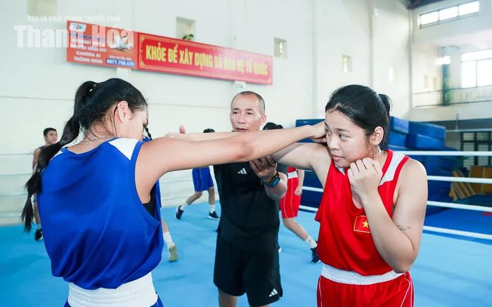 VĐV Lê Thị Thúy Nhi (bên trái) tập luyện trên võ đài.