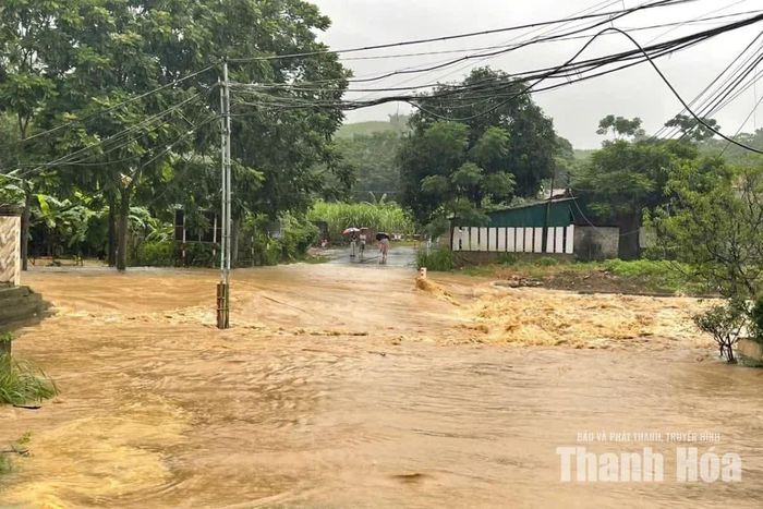 Nước dâng cao gây ngập các điểm cầu tràn trên địa bàn xã Quý Lương