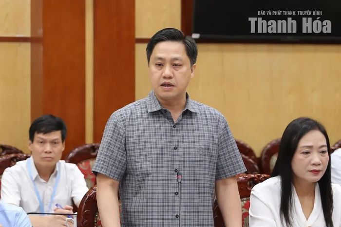 Giám đốc Sở NN&MT Lê Văn Tiến báo cáo tình hình mưa lũ trên địa bàn tỉnh.