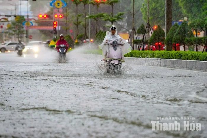 Mưa lớn gây ngập nhiều tuyến phố của phường Hạc Thành sáng 17/9. Ảnh: Hoàng Đông
