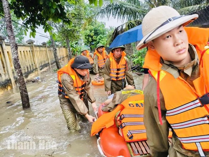 Lực lượng cứu nạn khẩn trương đưa nạn nhân ra khỏi khu vực ngập sâu để kịp thời được theo dõi, điều trị
