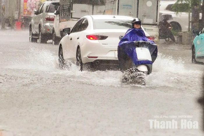 Trên đường Lê Hoàn, lượng nước mưa đọng thành từng mảng lớn trên mặt đường.
