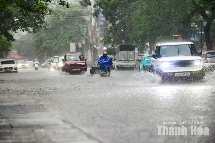 Nhiều phương tiện phải giảm tốc độ để bảo đảm an toàn.