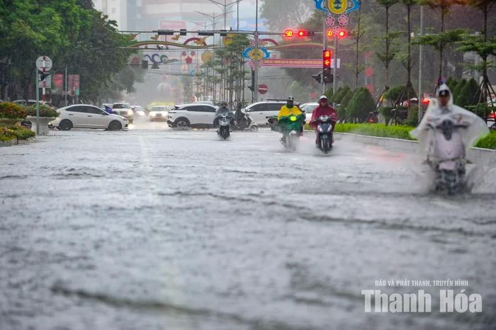 Mưa lớn kéo dài nhiều ngày khiến nguy cơ xuất hiện thêm các điểm ngập trên đường phố, nhất là tại những khu vực trũng thấp và có khả năng tiêu thoát nước chậm.