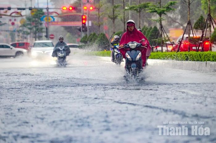 Tại đường Trần Phú, dòng phương tiện khó khăn khi di chuyển qua những đoạn đường ngập nước.
