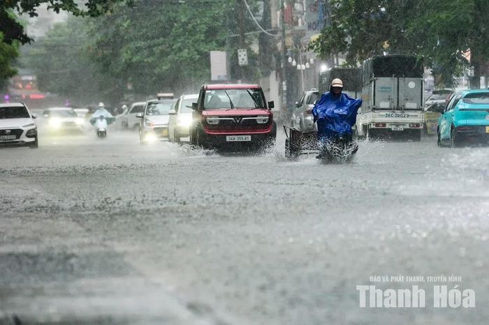 Do mưa lớn, khó quan sát, đòi hỏi người dân khi qua các khu vực ngập cần giảm tốc độ, giữ khoảng cách với phương tiện phía trước và chủ động lựa chọn lộ trình phù hợp.