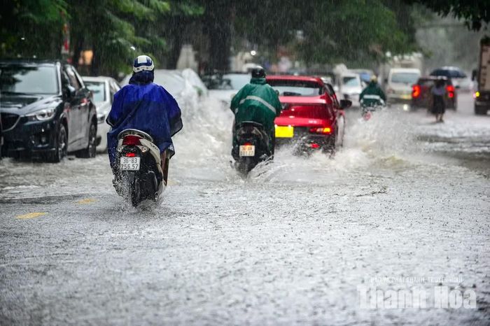 Nước mưa phủ kín mặt đường, có nơi tạo thành những vũng nước lớn, khiến việc đi lại của người dân gặp nhiều khó khăn.
