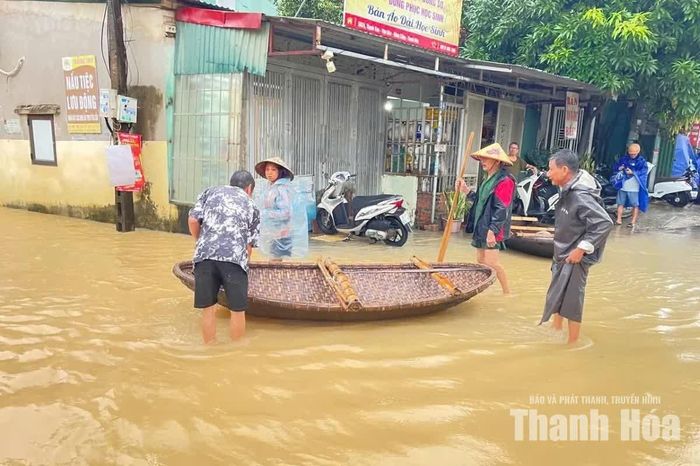 Người dân huy động thuyền để di dời đến nơi tránh trú an toàn.