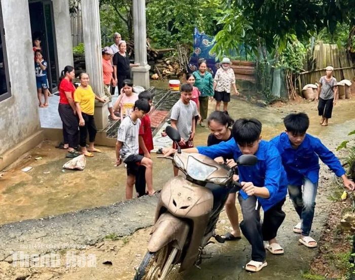 ĐVTN xã Hiền Kiệt hỗ trợ người dân di dời tài sản đến nơi an toàn.