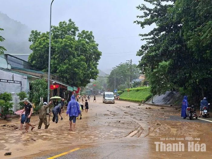 ĐVTN xã Quan Sơn hỗ trợ nạo vét bùn trên các tuyến đường để đảm bảo an toàn cho các phương tiện tham gia giao thông.