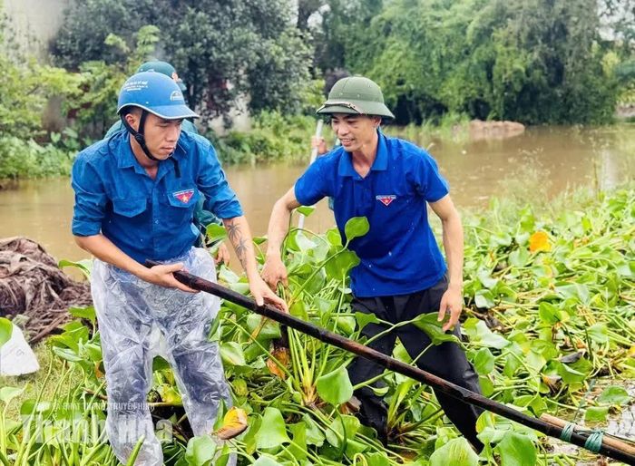 ĐVTN hỗ trợ Nhân dân thôn 1 đắp một phần tuyến sông ngang.
