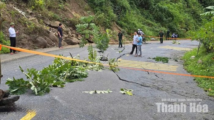 Người dân và người tham gia giao thông không lưu thông qua khu vực Km 89+250 Quốc lộ 15C đang bị sụt lún.