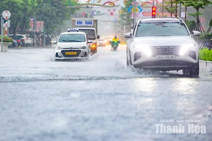 Mưa lớn gây ngập cục bộ nhiều tuyến phố ở phường Hạc Thành ngày 17/9.