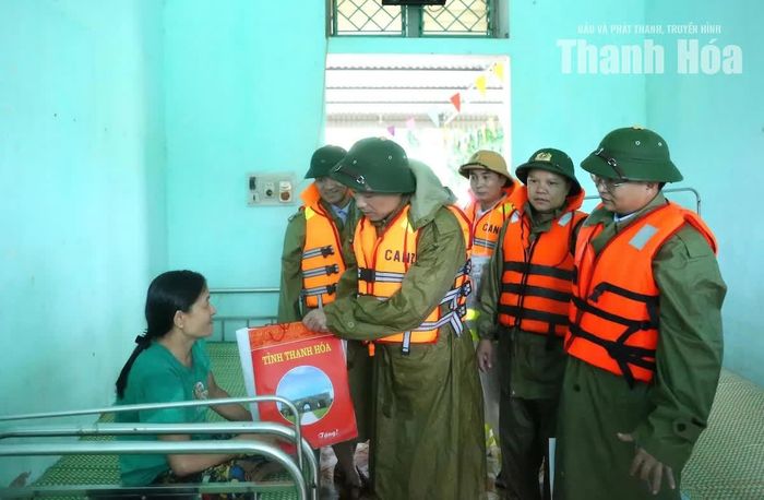 Chủ tịch UBND tỉnh Tô Anh Dũng thăm, tặng quà, động viên bệnh nhân đang điều trị tại Trạm Y tế Thạch Định.
