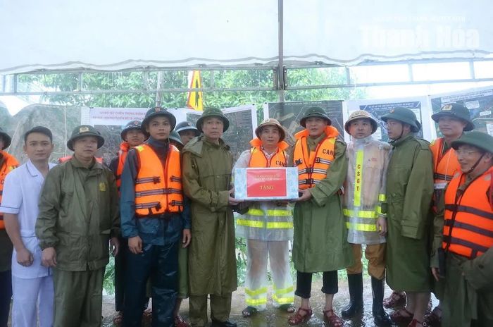 Chủ tịch UBND tỉnh Tô Anh Dũng trao tặng quà động viên lực lượng làm nhiệm vụ ứng phó với mưa lũ.