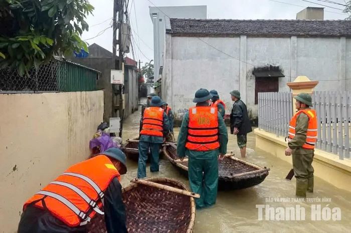 Ban Chỉ huy Quân sự xã Hoằng Sơn di dời 50 hộ dân đến nơi an toàn.