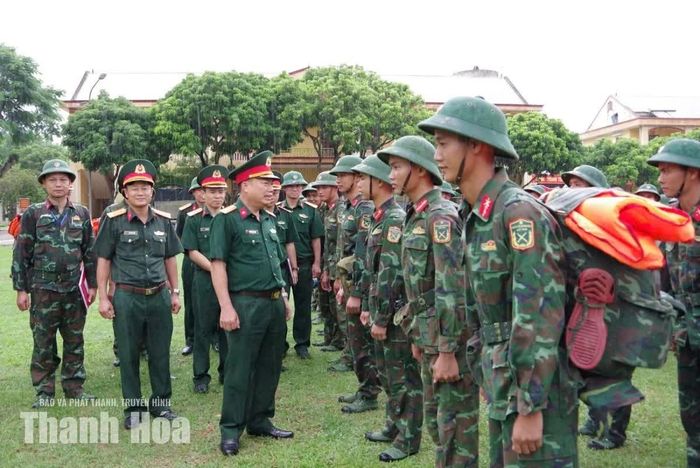 Bộ CHQS tỉnh duy trì quân số trực ở mức cao, bố trí lực lượng sẵn sàng cơ động ngay khi có yêu cầu.
