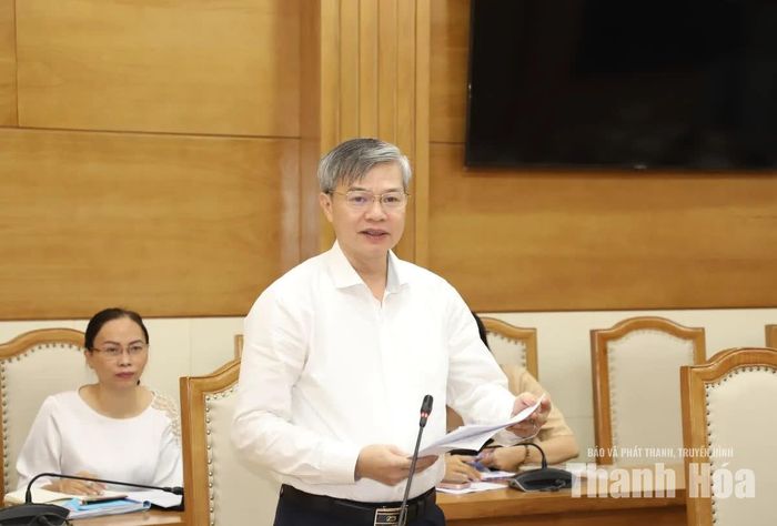 Giám đốc Sở Tư pháp Mai Xuân Bình báo cáo kết quả công tác PBGDPL trên địa bàn tỉnh.