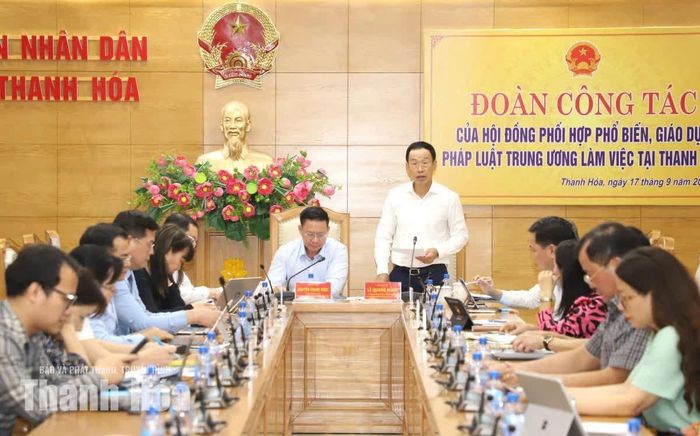 Phó Chủ tịch UBND tỉnh Lê Quang Hùng, Chủ tịch Hội đồng Phối hợp PBGDPL tỉnh phát biểu tại buổi làm việc.