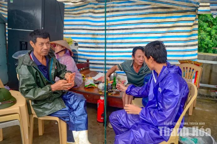 Ông Lê Đăng Hải, thôn Hà Lâm, xã Hà Trung cho biết, ngay sau khi nhận được thông báo của chính quyền, trong đêm 16/9 gia đình ông đã khẩn trương di dời tài sản lên khu vực đê để tránh lũ.