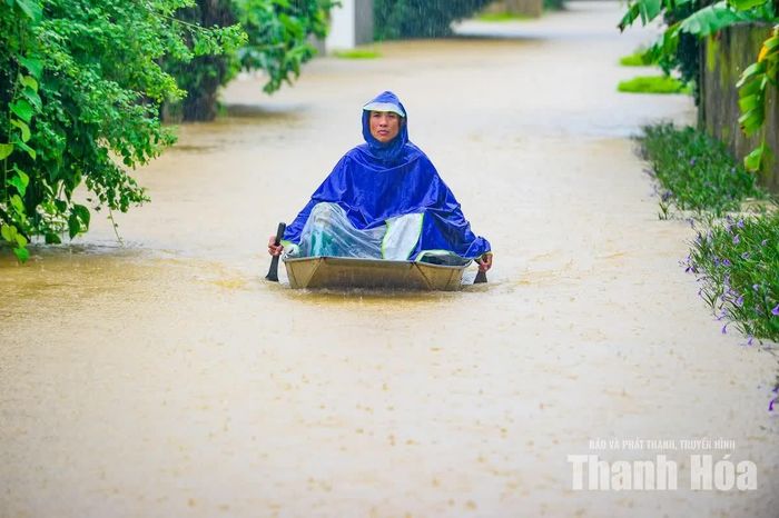 Tại những khu vực ngập sâu, việc đi lại của người dân gặp nhiều khó khăn.