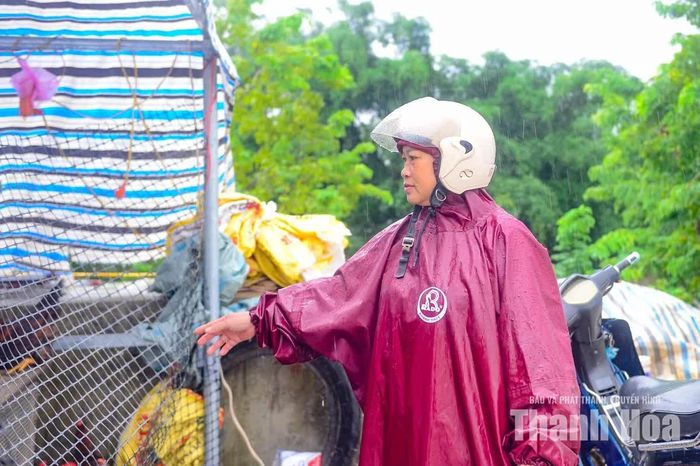 Tại thôn Hà Lâm, xã Hà Trung, tình hình ngập lụt đang diễn biến phức tạp. Theo bà Vũ Thị Thanh, Phó Trưởng thôn Hà Lâm, thôn nhận được thông báo về mực nước sông Lèn 2 giờ một lần để thông báo cho người dân chủ động phương án kê kích tài sản và sơ tán khi cần thiết. Từ tối 16/9 khi nước bắt đầu lên nhanh, thôn đã triển khai di dời các hộ dân cần thiết, ưu tiên người già và những trường hợp ở khu vực có nguy cơ bị ngập sâu.