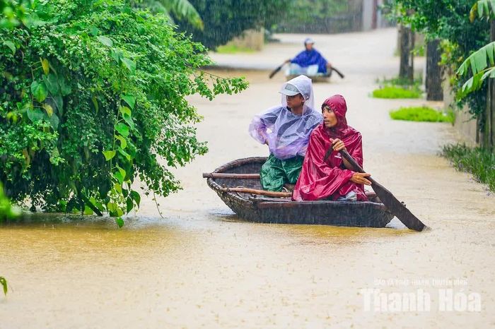 Gia đình ông Hoàng Văn Quý (mặc áo mưa đỏ) có nhà cao tầng kiên cố, nằm trong khu vực ngập lụt nặng, hiện phải sử dụng thuyền để di chuyển. Toàn bộ tài sản của gia đình đã được kê kích lên cao, trong khi sinh hoạt chủ yếu được duy trì tại tầng 2 của ngôi nhà.