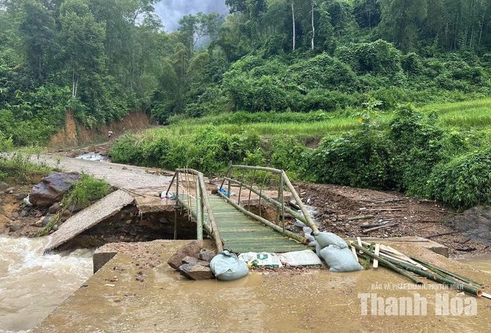 Lối qua tạm bằng luồng được dựng tại phần cầu tràn Máy 2 phục vụ nhu cầu đi lại trước mắt của người dân.