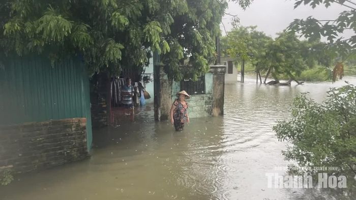 Người dân đi lại cũng hết sức khó khăn.