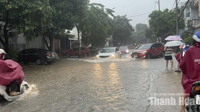 Ở những điểm nước cạn hơn, dòng phương tiện khó khăn khi di chuyển.