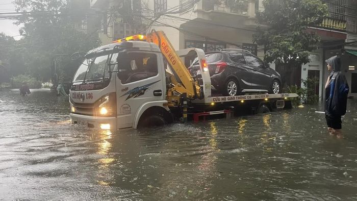 Nhiều phương tiện bị ngập nước không di chuyển được phải gọi cứu hộ giao thông.