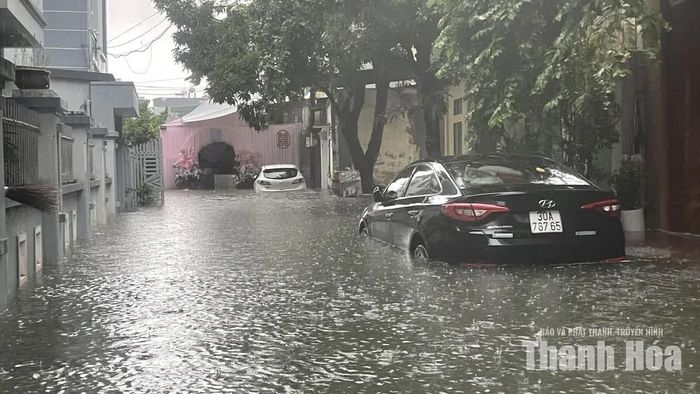Một số phương tiện bị ngập.