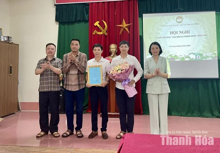 Phó Chủ tịch Thường trực Ủy ban MTTQ tỉnh Đỗ Thị Toán trao quyết định ra mắt mô hình khu dân cư thông minh thôn Gia Miêu.