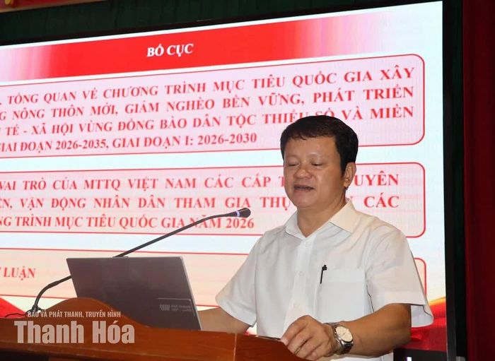 Đại diện Ủy ban MTTQ tỉnh hướng dẫn chuyên đề “Vai trò của MTTQ các cấp trong tuyên truyền, vận động Nhân dân thực hiện các chương trình mục tiêu quốc gia gắn với ứng dụng chuyển đổi số”.