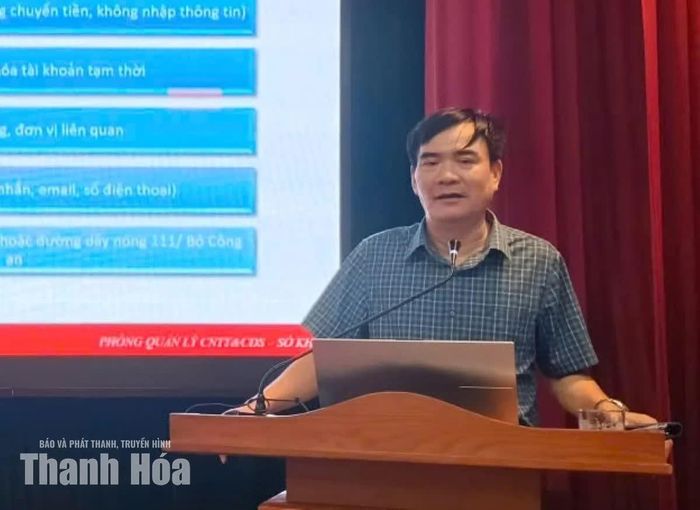 Đại diện Sở Khoa học và Công nghệ hướng dẫn chuyên đề về chuyển đổi số.