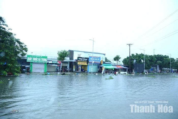 Tuyến Quốc lộ 1A đoạn qua thôn Hà Bình, xã Hoạt Giang nước ngập sâu do mưa lớn kéo dài.