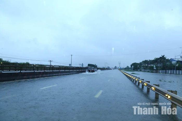 Điểm ngập trên tuyến Quốc lộ 1A đoạn qua thôn Hà Bình, xã Hoạt Giang.