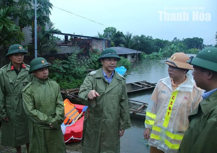 Phó Bí thư Thường trực Tỉnh ủy Nguyễn Hồng Phong kiểm tra các điểm ngập lụt tại phường Bỉm Sơn.