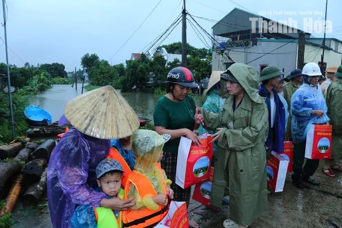 Chủ nhiệm Ủy ban Kiểm tra Tỉnh ủy Phạm Thị Thanh Thủy tham gia đoàn công tác, trao quà các hộ dân bị ngập lụt tại phường Bỉm Sơn.