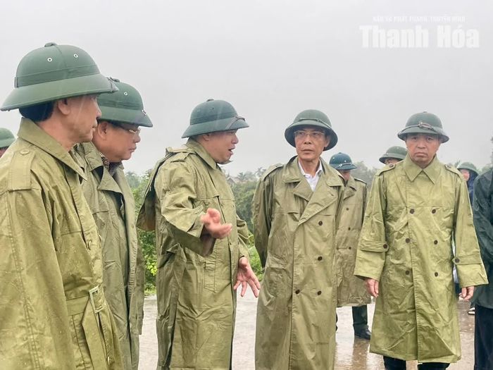 Phó Chủ tịch UBND tỉnh Đầu Thanh Tùng kiểm tra công tác ứng phó mưa lũ tại xã Định Hòa.