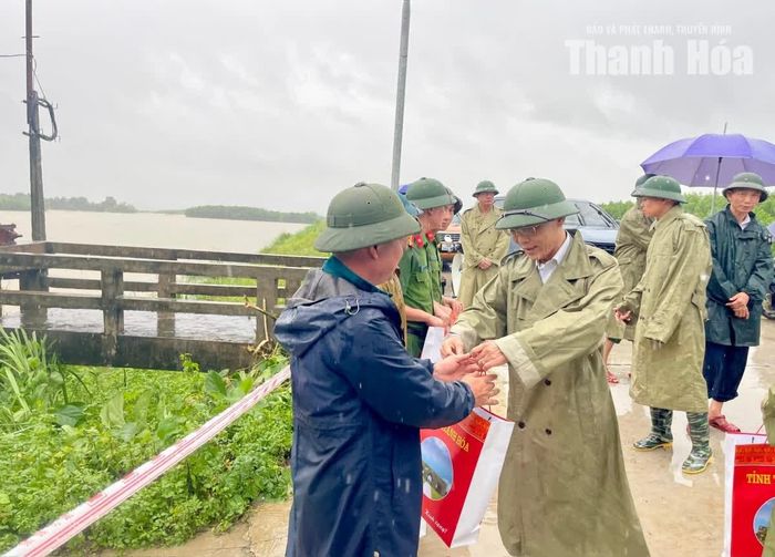 Phó Chủ tịch UBND tỉnh Đầu Thanh Tùng tặng quà, động viên các lực lượng đang làm nhiệm vụ tại thôn Vĩnh Hưng 3.