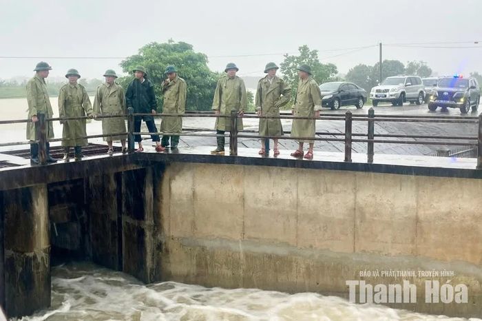 Đoàn công tác kiểm tra Trạm tiêu Nội Hà, xã Định Hòa.