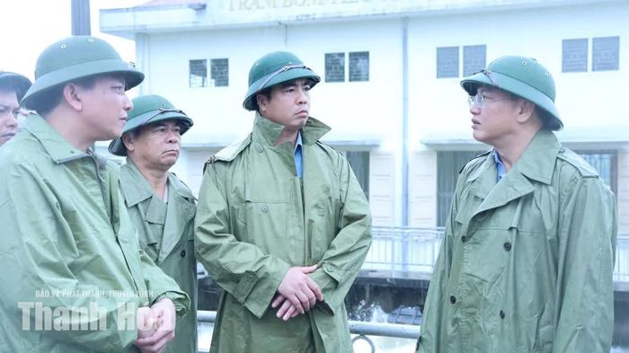Lãnh đạo xã Đồng Tiến báo cáo tình hình thiệt hại và phương án ứng phó, tiêu thoát nước.