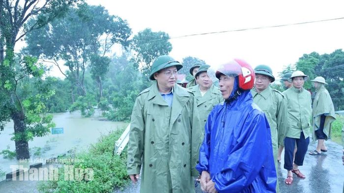 Phó Chủ tịch Thường trực UBND tỉnh Mai Xuân Liêm thăm hỏi người dân khu vực bị ảnh hưởng tại thôn Thiệu Long, xã Thiệu Hóa.