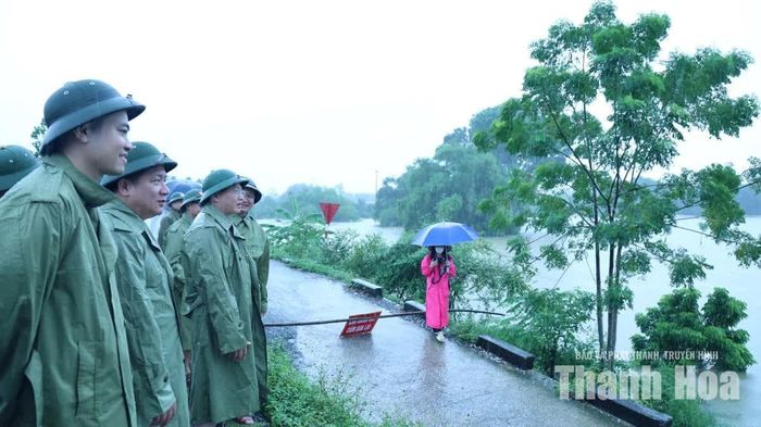 Phó Chủ tịch Thường trực UBND tỉnh Mai Xuân Liêm kiểm tra tình hình ngập lụt tại khu vực phà Tiên Nông.